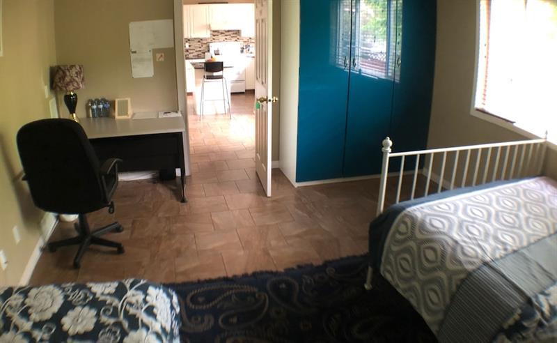 Brother Li Homestay YYC Екстериор снимка