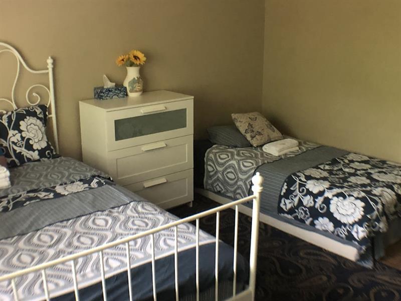 Brother Li Homestay YYC Екстериор снимка