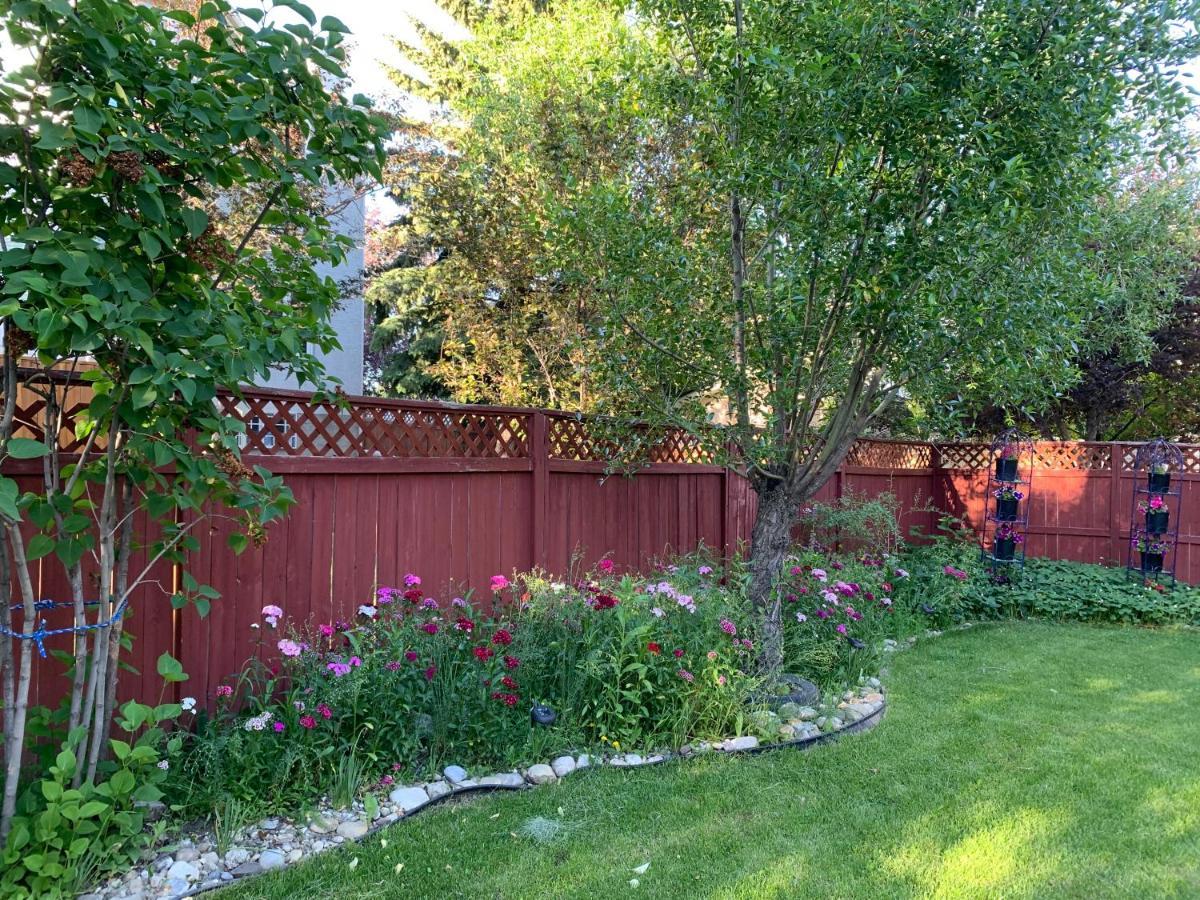 Brother Li Homestay YYC Екстериор снимка
