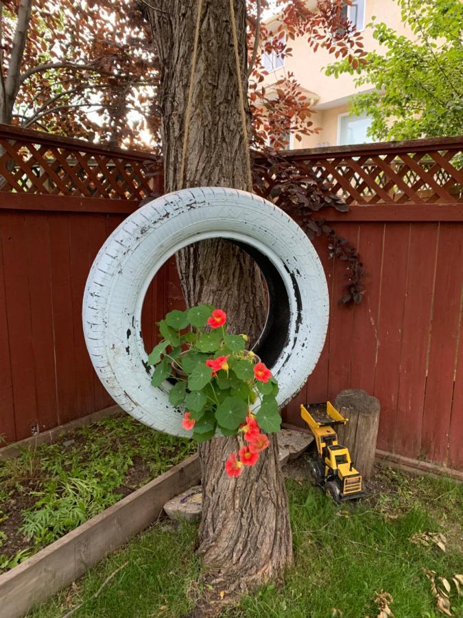 Brother Li Homestay YYC Екстериор снимка