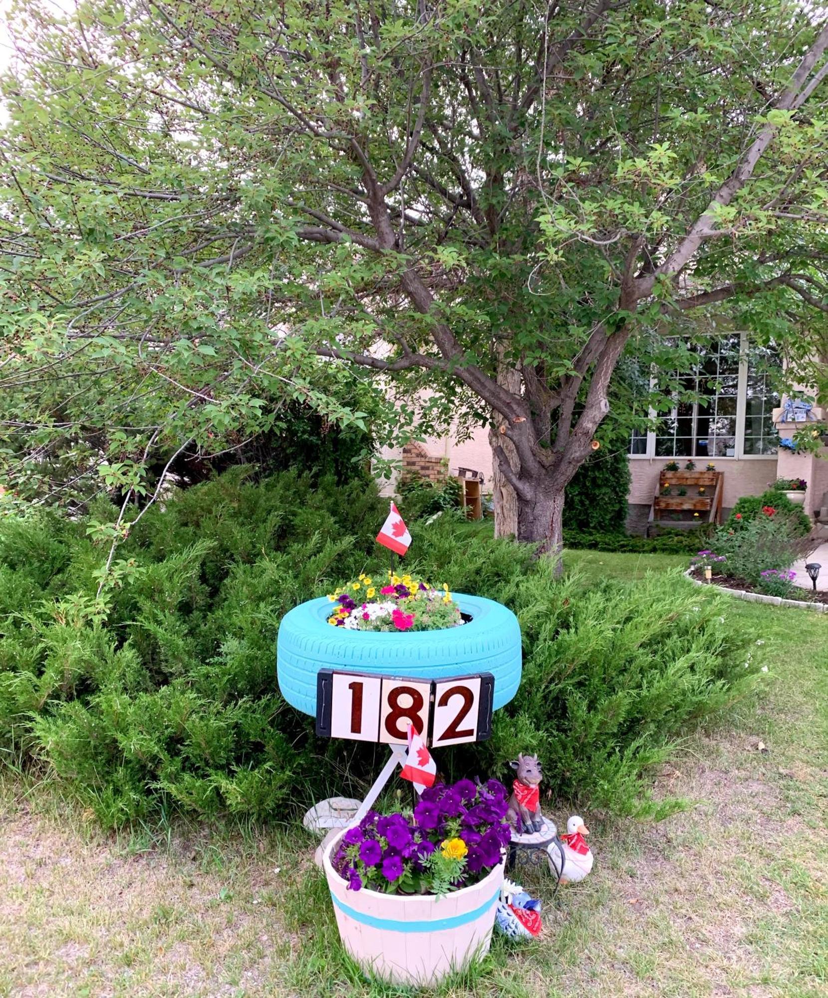 Brother Li Homestay YYC Екстериор снимка