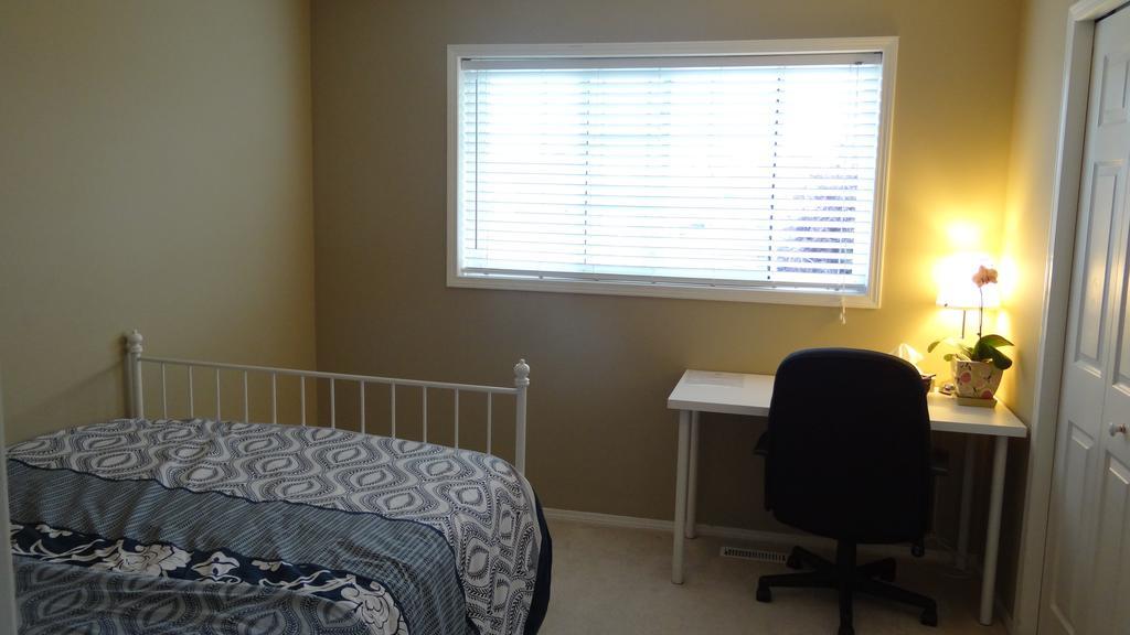Brother Li Homestay YYC Екстериор снимка