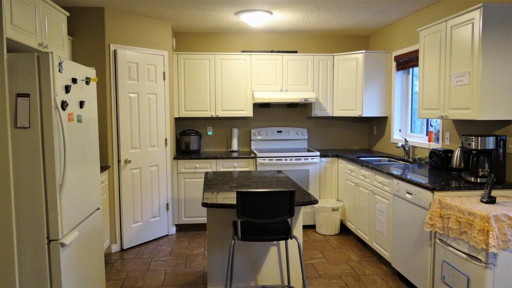 Brother Li Homestay YYC Екстериор снимка