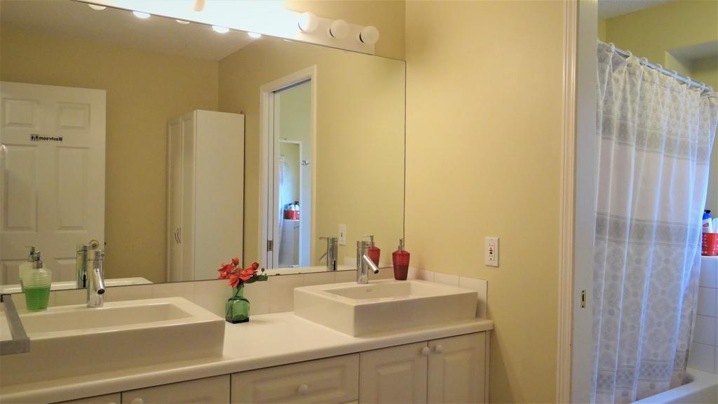 Brother Li Homestay YYC Екстериор снимка