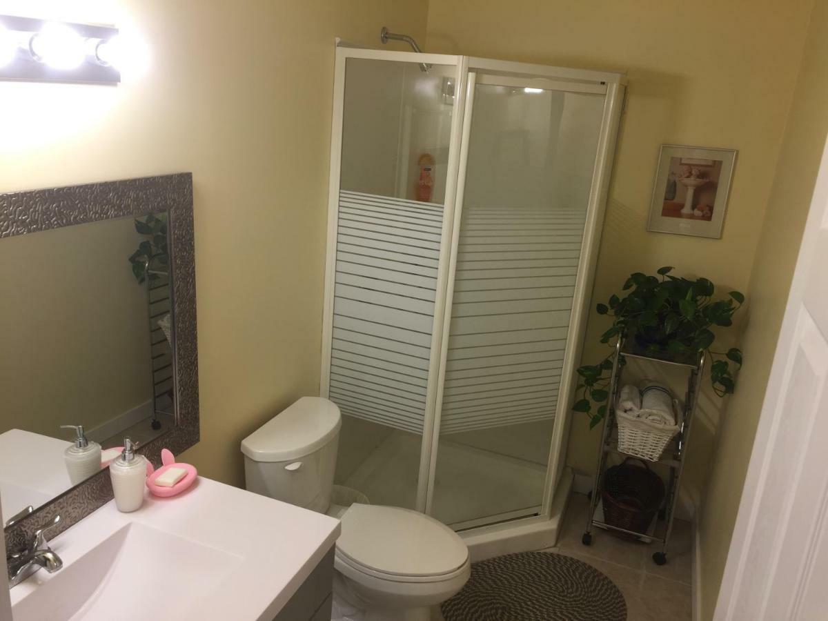 Brother Li Homestay YYC Екстериор снимка