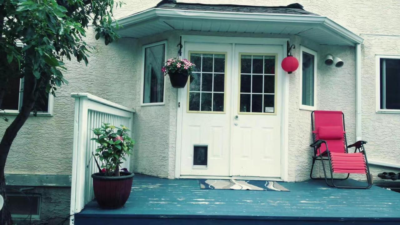 Brother Li Homestay YYC Екстериор снимка