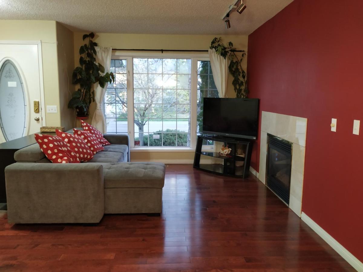 Brother Li Homestay YYC Екстериор снимка